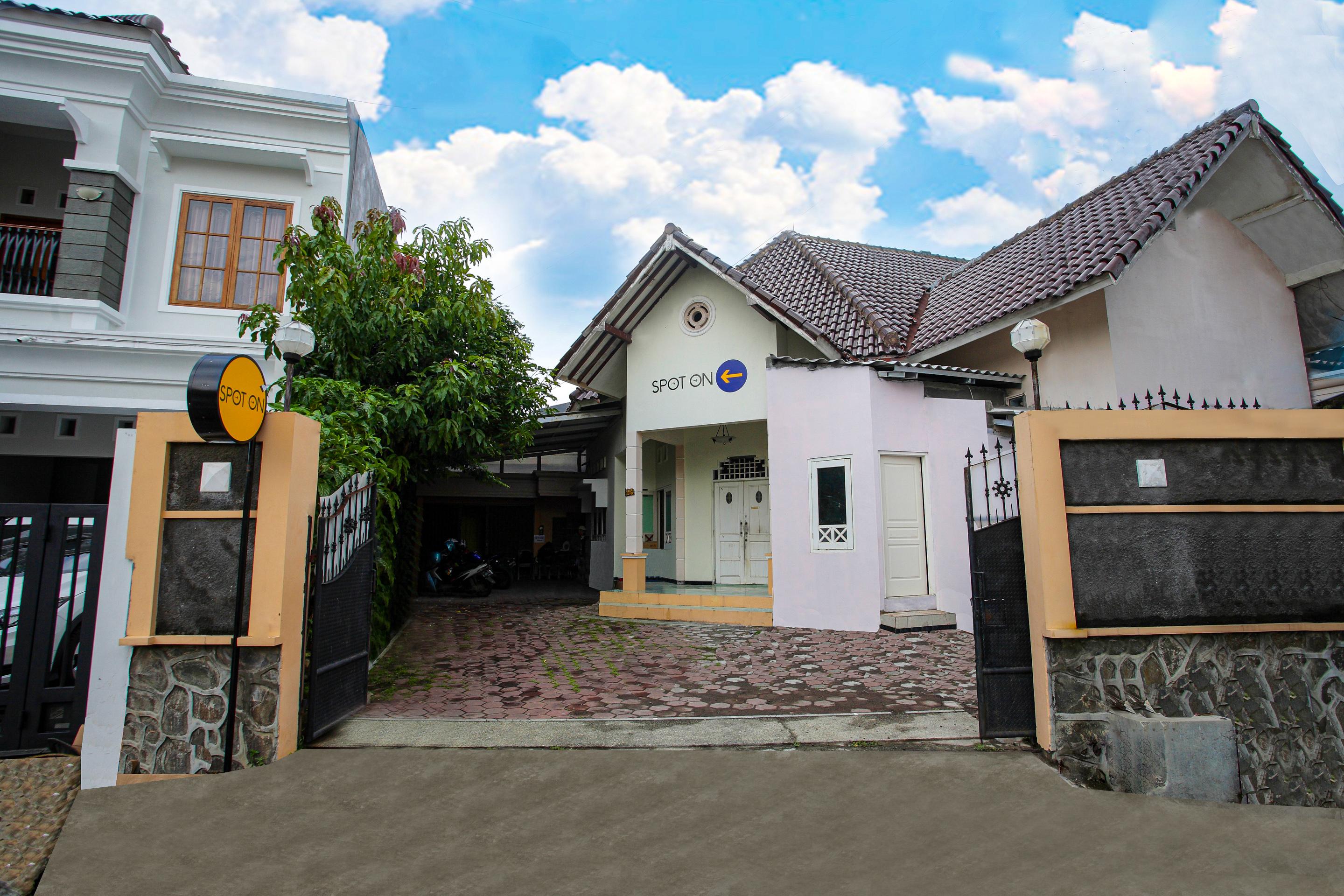 Hotel Spot On 2697 Homy House à Semarang Extérieur photo