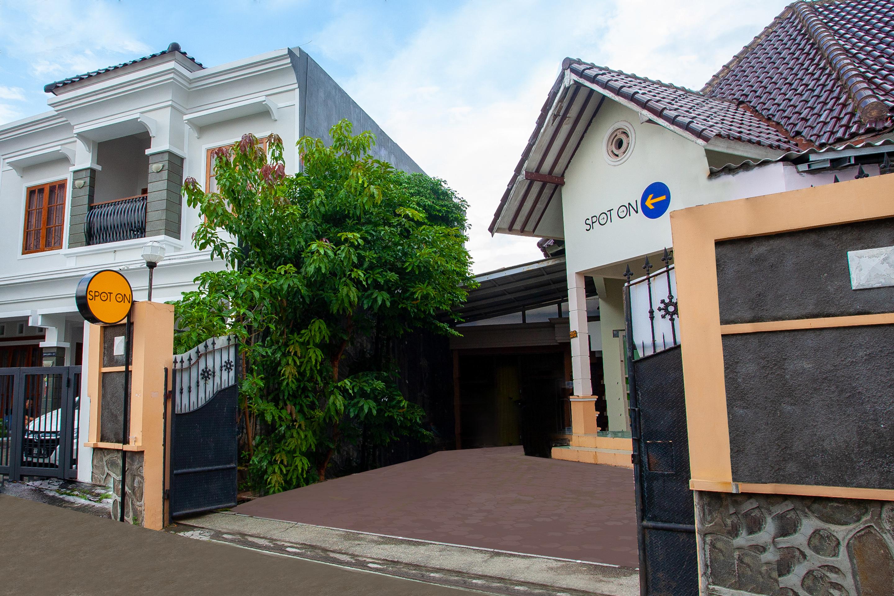 Hotel Spot On 2697 Homy House à Semarang Extérieur photo